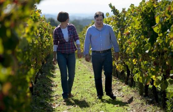 Natalia Jessa en wijnmaker Carlos Silva in de wijngaard